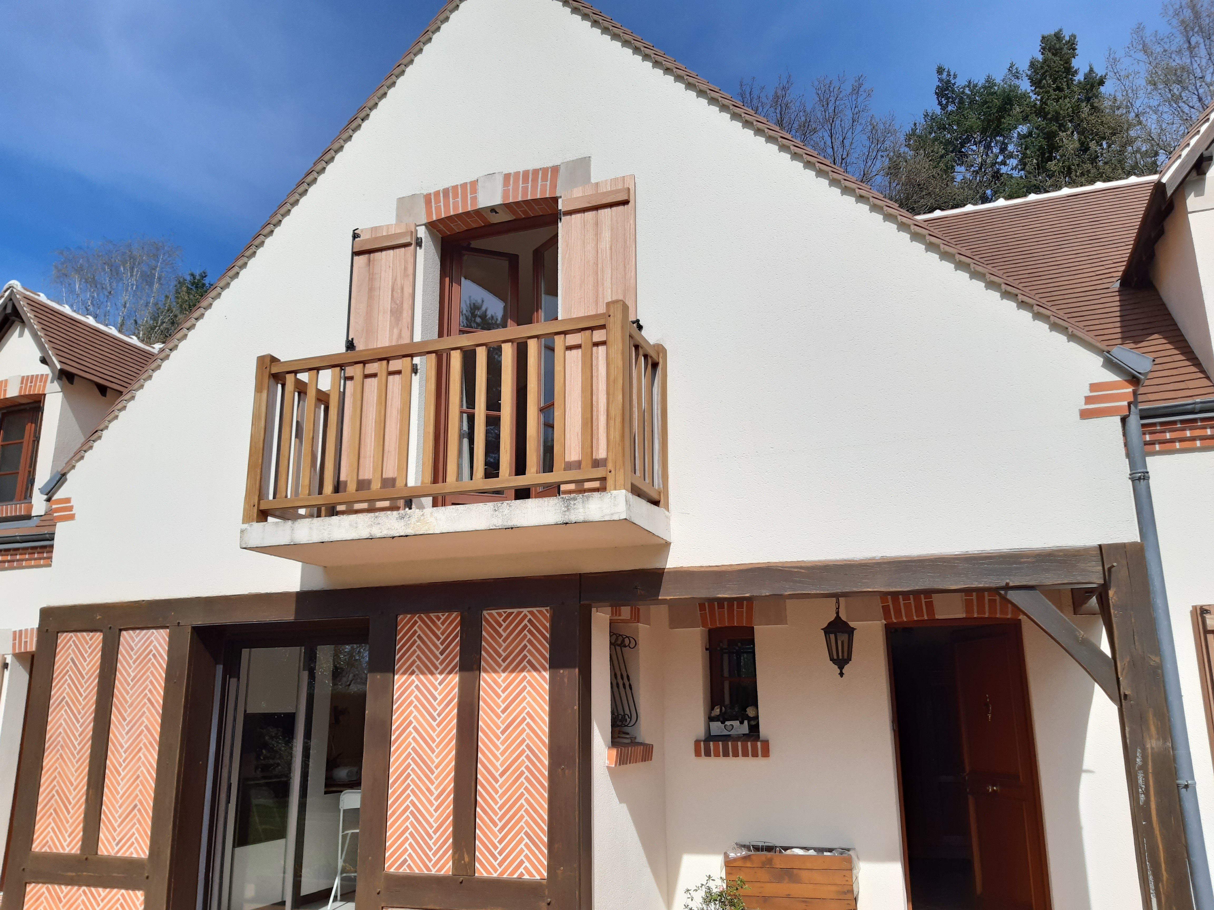 Artisan menuisier au travail – L'Amarante Ébénisterie Besançon